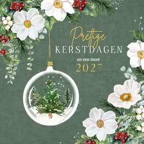 Kerstkaart kerstbloemen kerstbal op fluweelachtige kleur