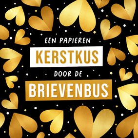 Kerstkaart kus door brievenbus met gouden hartjes
