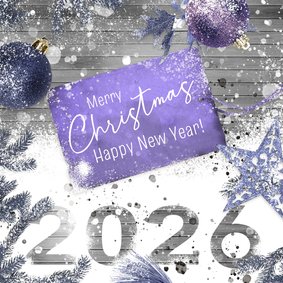 Kerstkaart label 2026 hout en kerstballen