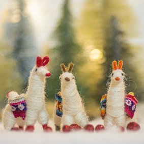 Kerstkaart met 3 lama's in een winters landschap