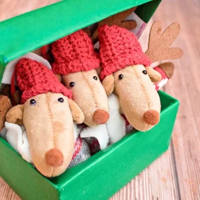 Kerstkaart met drie rendieren in een groen doosje