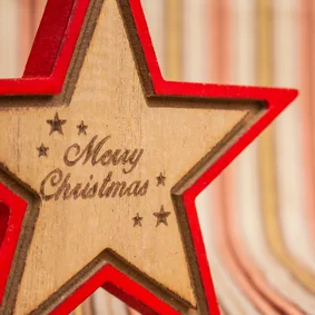 Kerstkaart met een houten rode ster