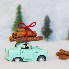 Kerstkaart met een oldtimer met kaneelstokjes 