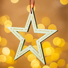 Kerstkaart met een ster op een achtergrond van kerstlichtjes