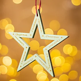 Kerstkaart met een ster op een achtergrond van kerstlichtjes