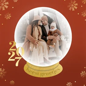 Kerstkaart met foto in sneeuwbol en sneeuwvlokken goud
