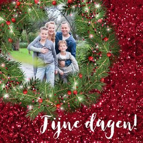 Kerstkaart met foto kerstkrans en rode glitter