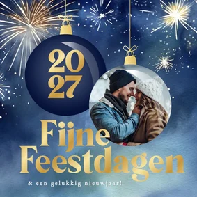 Kerstkaart met geschilderd vuurwerk foto in kerstbal blauw