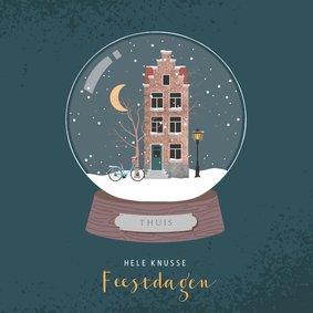 Kerstkaart met illustratie van een sneeuwbol met huisje