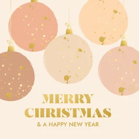 Kerstkaart met kerstballen in trendy kleuren en goudlook