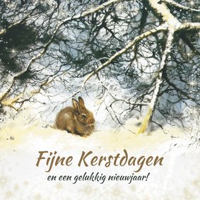 Kerstkaart met lief konijn in winterbos