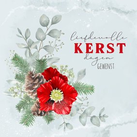 Kerstkaart met rode kerstroos en eucalyptus