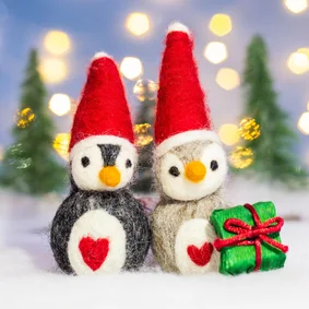 Kerstkaart met twee pinguïns in een winterlandschap