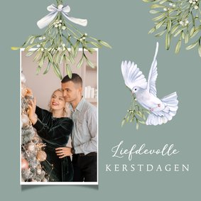 Kerstkaart mistletoe witte duif