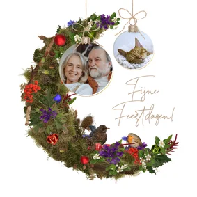 Kerstkaart natuur maan en kerstballen