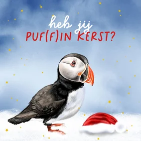 Kerstkaart papegaaiduiker met kerstmuts in de sneeuw