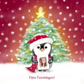 Kerstkaart pinguin met foto bij kerstboom met kerstlichtjes