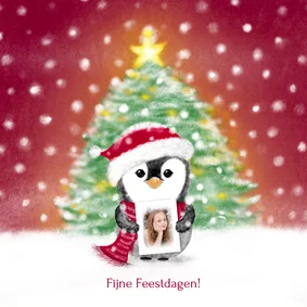 Kerstkaart pinguin met foto bij kerstboom met kerstlichtjes