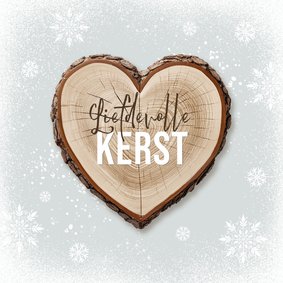 Kerstkaart sneeuwvlokken houten hart boomstam winter