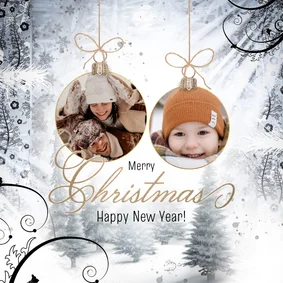 Kerstkaart winters landschap en kerstballen