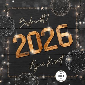 Kerstkaart zakelijk met houten jaartal en frame van lichtjes