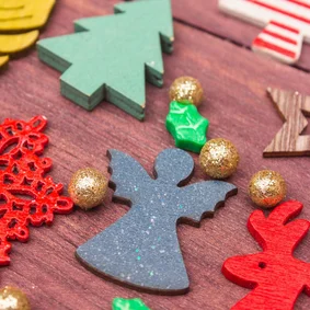 Kerstkaarten met kleurrijke kerstversiering