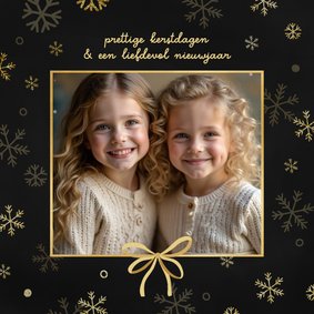 Kerstkaartje met foto gouden sneeuwvlokjes en strikje