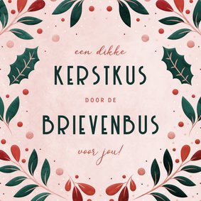 Kerstkus door de brievenbus met vrolijke blaadjes