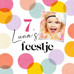 Kinderfeestje meisje kleurrijk confetti verjaardag foto 