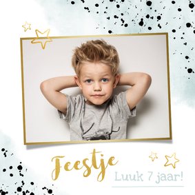 Kinderfeestje stoere uitnodiging met verfspetters en goud