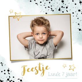 Kinderfeestje stoere uitnodiging met verfspetters en goud