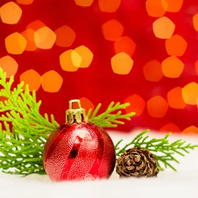 Klassieke kerstkaart met een rode kerstbal 