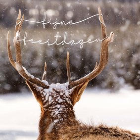 Klassieke kerstkaart met rendier en fijne feestdagen-slinger