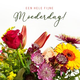 Klassieke moederdagkaart met een foto van een fleurig boeket