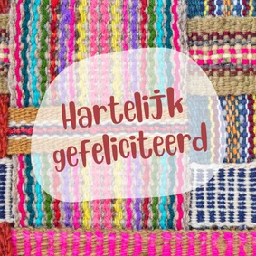 Kleurrijke felicitatiekaart met handgeweven textielpatroon 