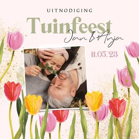 Kleurrijke uitnodigingskaart tuinfeest tulpen foto goud