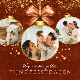 Knusse kerstkaart kerstballen foto goud strik