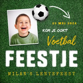 Lentefeest uitnodigingskaart feestje voetbal grasveld