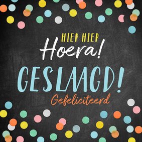 Leuke geslaagd kaart met confetti, typografie en krijtbord