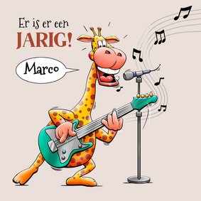 Leuke verjaardagskaart met een giraf, die gitaar speelt