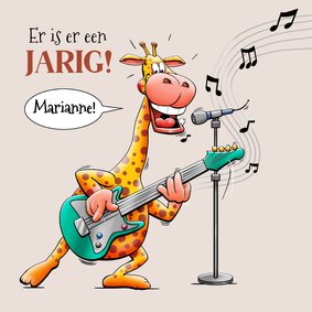 Leuke verjaardagskaart met een giraf, die gitaar speelt