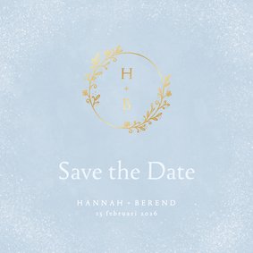 Lichtblauwe save the date kaart met ornament en initialen