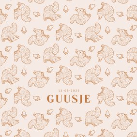 Lief beige geboortekaartje met eekhoorn patroon