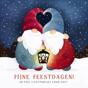 Liefdevolle kerstkaart met 2 kerstkabouters in de sneeuw
