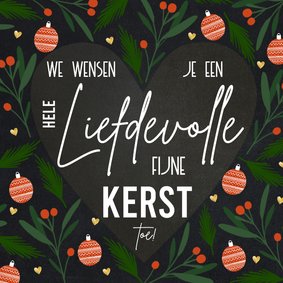 Liefdevolle kerstkaart tekst in hartvorm en kerstelementen