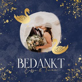 Lieve bedankkaart huwelijk met gouden zwanen blauw