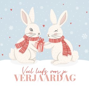 Lieve winterse verjaardagskaart met konijntjes met cadeau