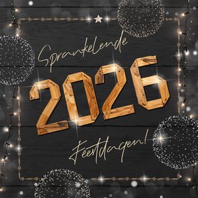 Moderne kerstkaart met houten jaartal en frame van lichtjes