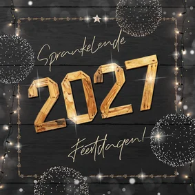 Moderne kerstkaart met houten jaartal en frame van lichtjes