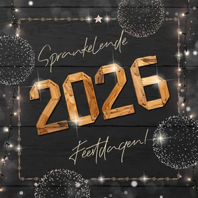 Moderne kerstkaart met houten jaartal en frame van lichtjes